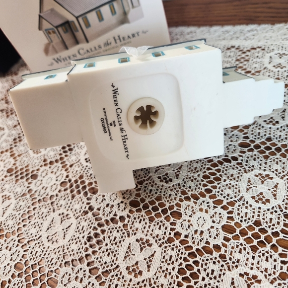 Hallmark Keepsake Ornament - When Calls The Heart Hope Valley Church - Picture 7 of 8